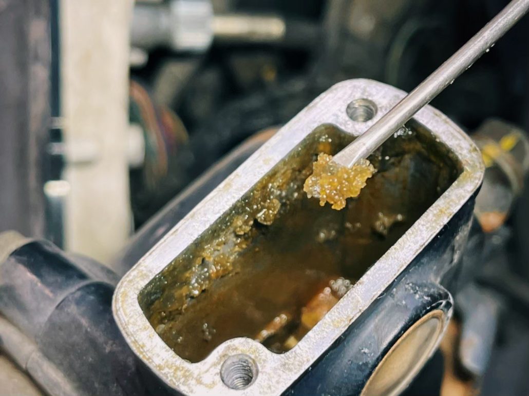 總泵內的剎車油結晶體，若不清潔，可想而知剎車油花費的不值得
